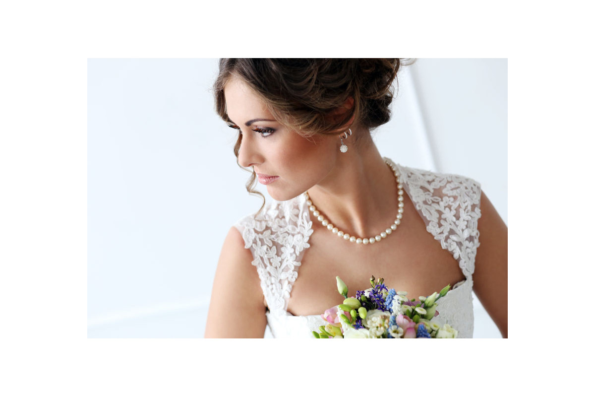 Wear pearl jewelry on your wedding day
